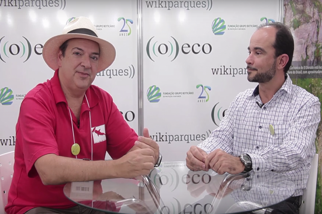O colunista José Truda entrevista Guilherme Dutra, no stand de ((o))eco. 