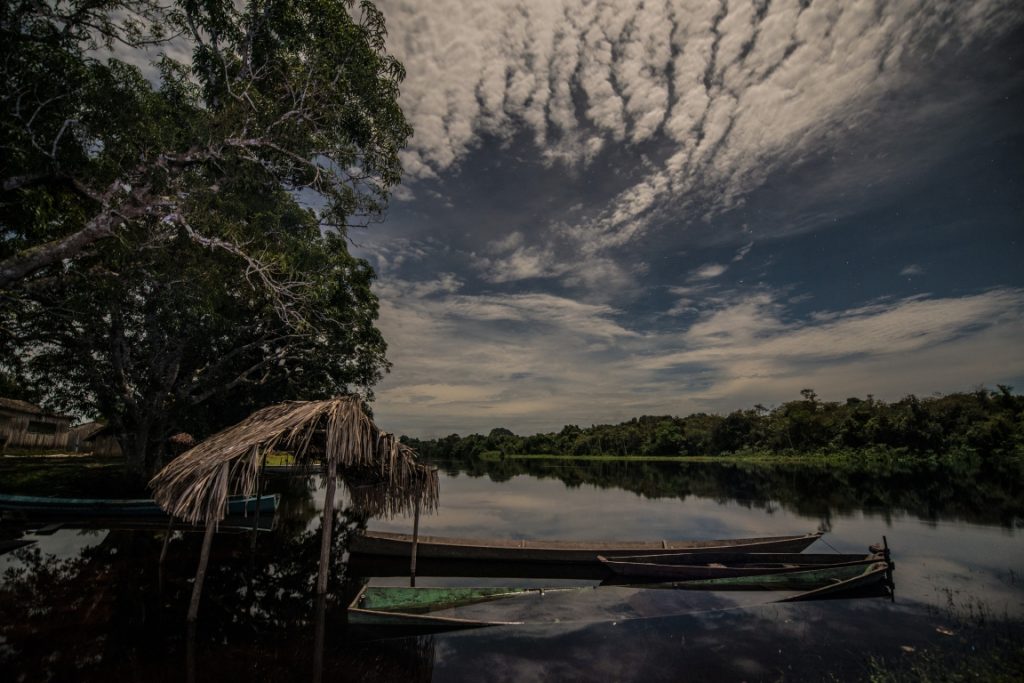 Entardecer na aldeia Waro Apompu, na Terra Indígena Munduruku, sudoeste do Pará. O Movimento Ipereg Ayu representa a resistência Munduruku na bacia do Tapajós. Foto: Divulgação Fábio Nascimento/Greenpeace.