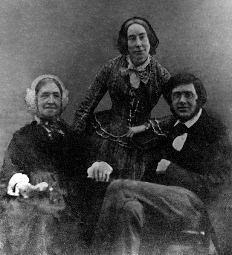 No aconchego do lar, com sua mãe e irmã em 1853/4. Fonte: 