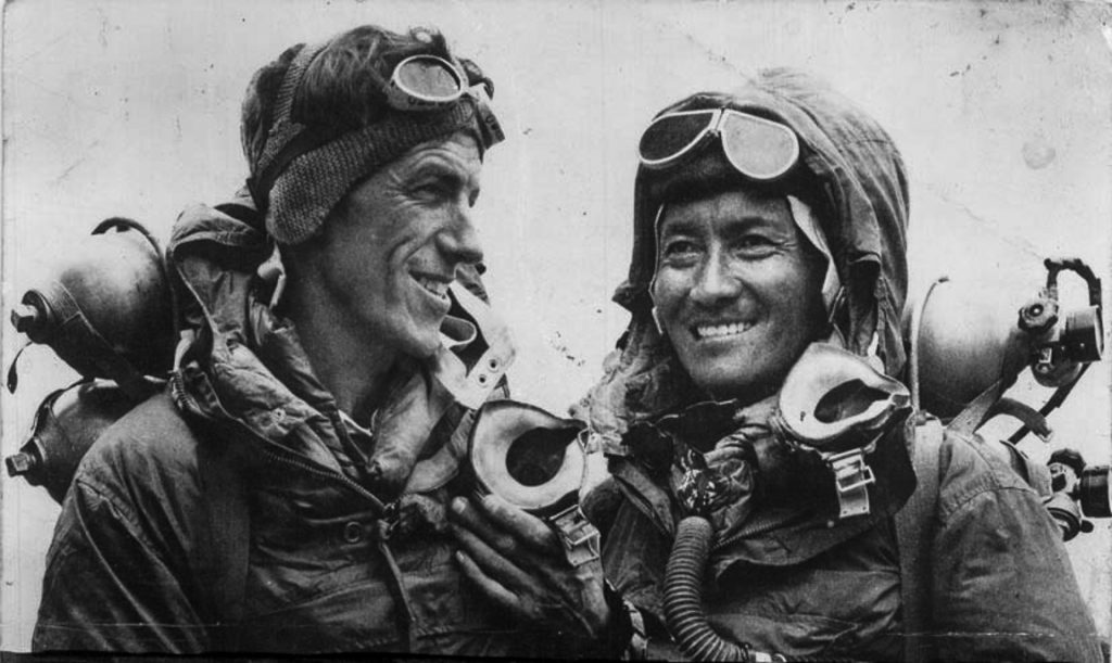 Os míticos alpinistas Edmund Hillary e Tenzing Norgay em 1953 já felizes e fora da ‘zona da morte’ (note os tubos de oxigênio). Fonte: Wikipedia
