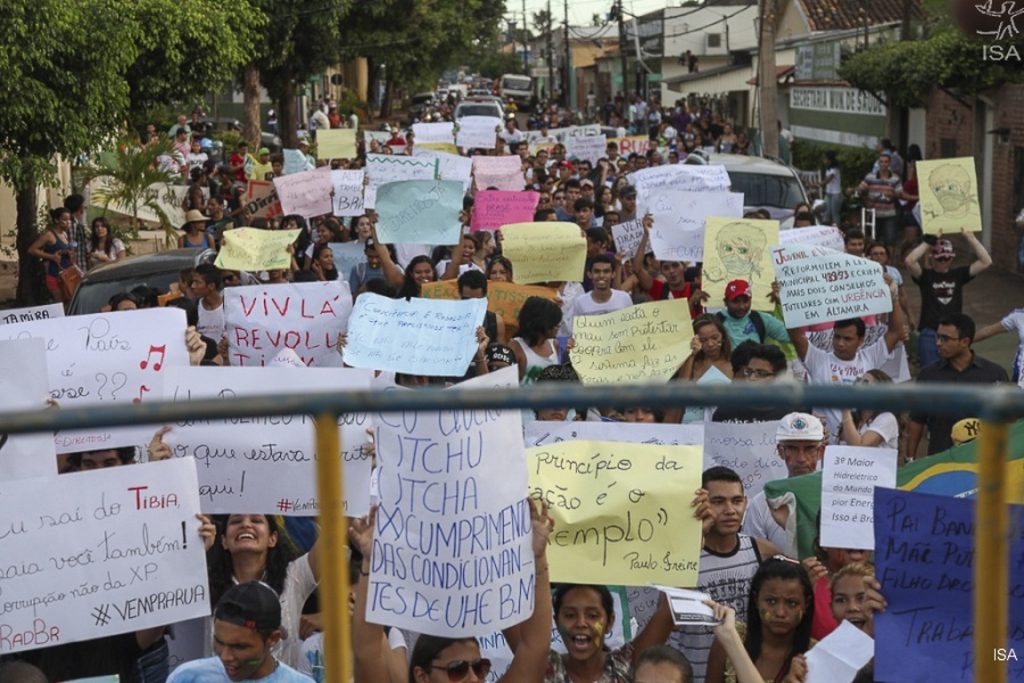 Manifestação em Altamira (PA) pede cumprimento de condicionantes ambientais da usina de Belo Monte. Foto: Letícia Leite/ISA. 