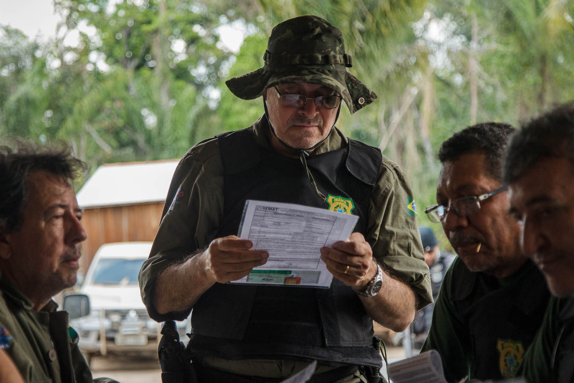 Luciano Evaristo do IBAMA, analisa documentos durante a operação Curuá Livre, no sul do Pará
