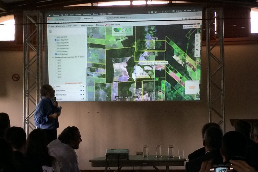 O diretor do Serviço Florestal, Raimundo Deusdará, mostra como funciona interface pública do CAR. Foto: Claudio Angelo/OC