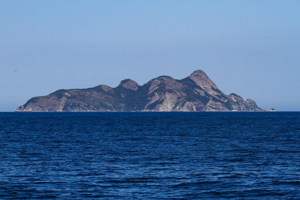 Alcatrazes vista de oeste. O lado abrigado da ilha principal possui os melhores ancoradouros e pontos de mergulho