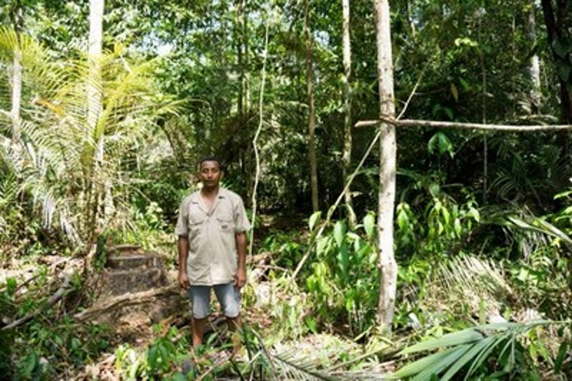 Ribeirinho Nivaldo Oliveira de Jesus, morador da comunidade do Acari, ao lado do mutá onde comunitários costumavam caçar. Foto: Maurício Torres, set. 2015/MPF. 