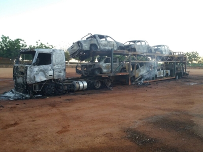 Cegonha com 8 caminhonetes do Ibama foram queimadas em Cachoeira da Serra, no Pará. Foto: Divulgação.