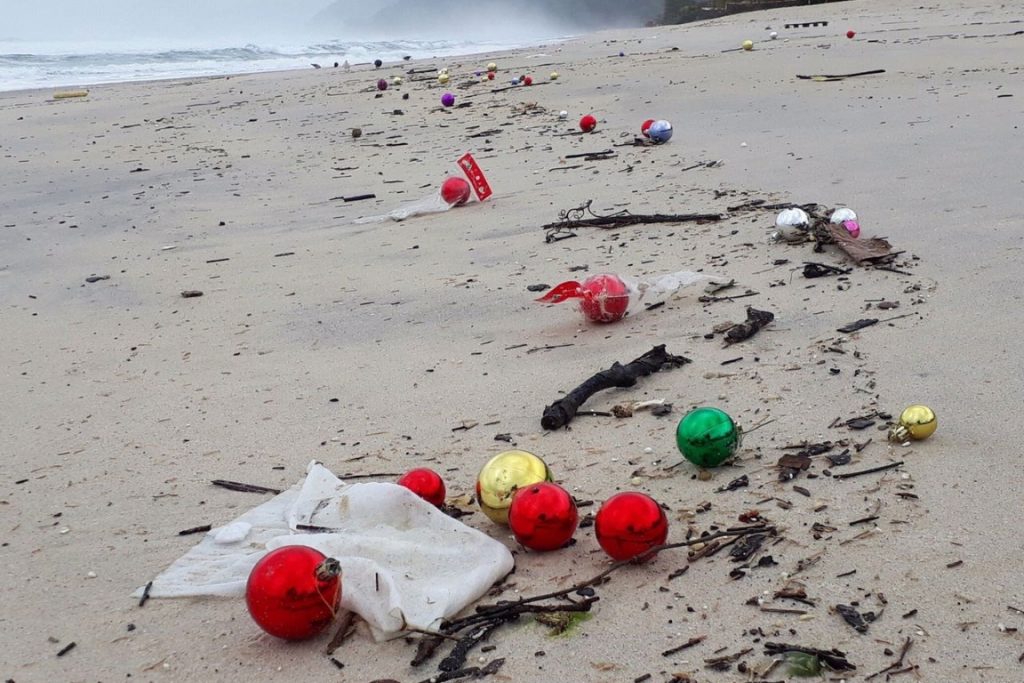 Rastro de lixo na praia. Foto: Divulgação.