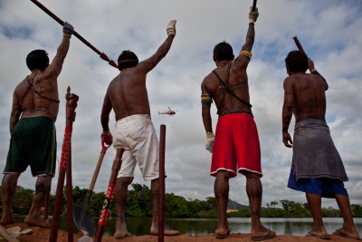 Indígenas protestam contra barragem. Foto: Divulgação. 