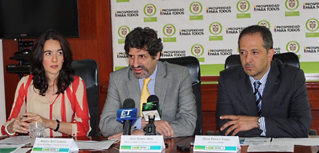 Juan Gabriel Uribe, Ministro de Meio Ambiente e Omar Franco, diretor do IDEAM apresentaram novos dados sobre o desmatamento na Colômbia. Foto: Juan José Posada – IDEAM.