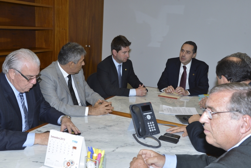 Ministro Luis Roberto Barroso em reunião com a Frente Parlamentar da Agropecuária para tratar sobre a questão indígena. Foto: Valter Campanato/ABr.
