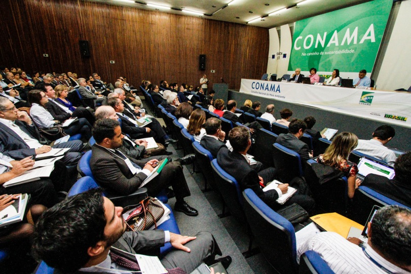 Ministra Izabella Teixeira abre a reunião do Conama. Discussão sobre norma que permite o uso de resíduos industriais como matéria-prima para a produção de adubos foi postergada. Foto: Martim Garcia / MMA.