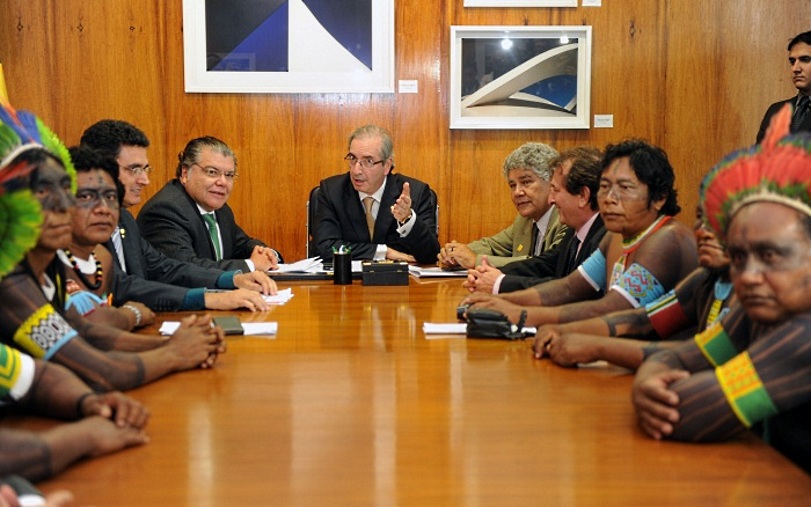 Índios e ativistas do Greenpeace realizaram nesta terça-feira uma manifestação contra a PEC 215, que altera as regras para demarcações de terras indígenas. Foto: Antônio Cruz/ABr.
