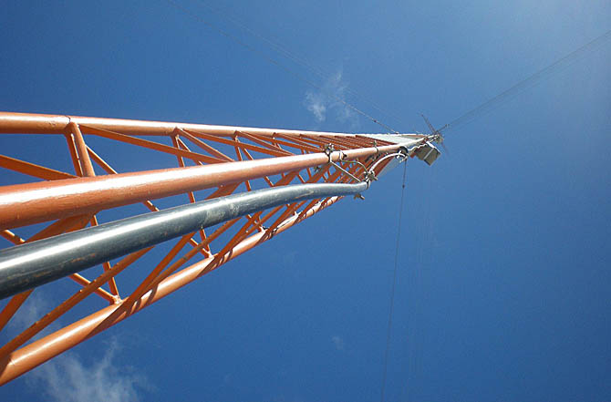 Torre de medição de ventos é o primeiro indício do interesse das empresas de energia pela instalação de parques eólicos de grande porte. (Foto: Celso Calheiros)