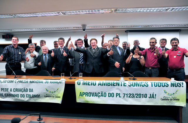 Deputados da comissão especial celebram a aprovação do relatório do projeto que reabre a estrada do colono. Foto: Zeca Ribeiro / Câmara dos Deputados