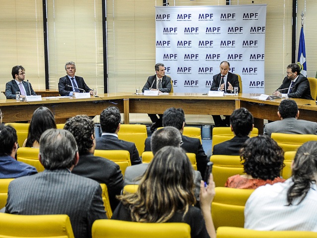 Autoridades assinam o acordo na tarde desta quinta-feira. Foto: Leonardo Prado, Secom/PGR