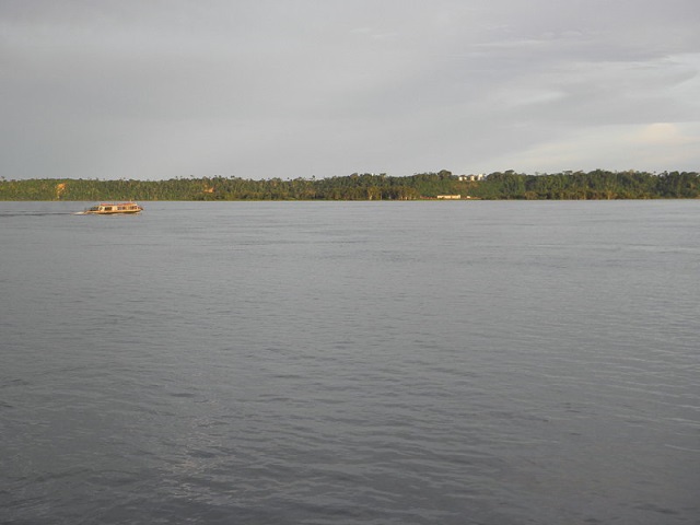 Rio Tapajós, em frente a cidade de Itaituba. Pesquisadores estão na cidade coletando dados para o estudo de impacto ambiental de hidrelétrica. Foto: Wikimédia.