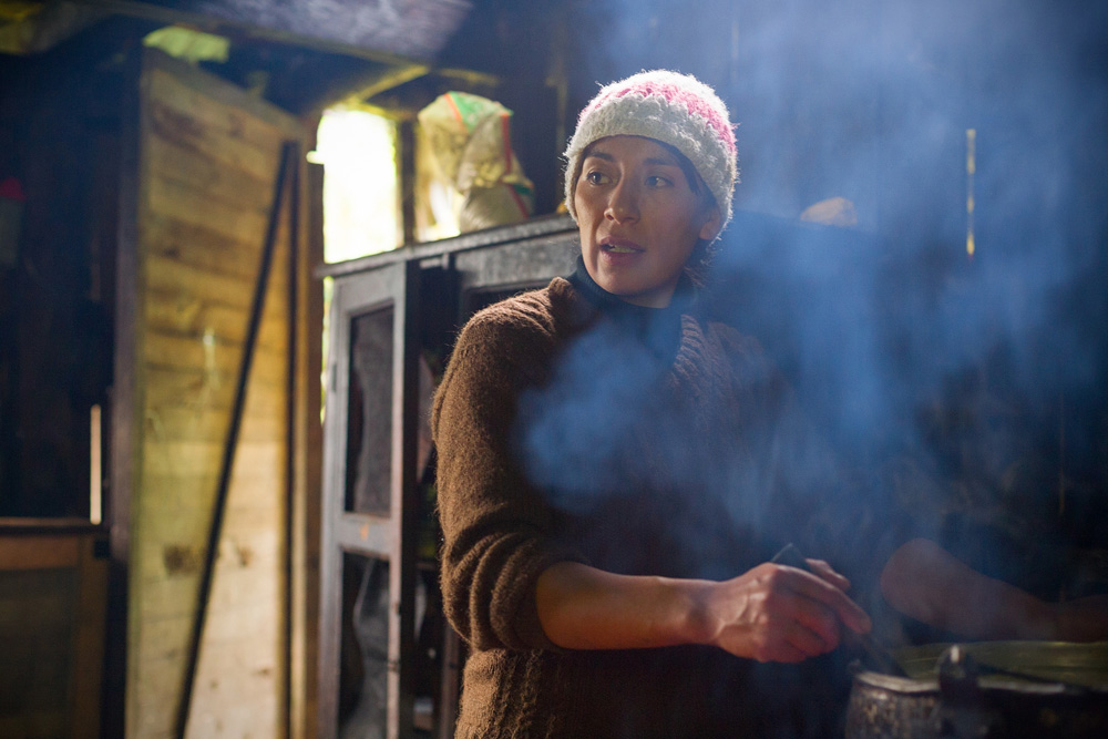 Leonor Nuñez, moradora de uma das poucas casas dentro do Parque Nacional Llanganates, nos Andes Equatorianos. Foto: Ruben Ramírez | Clique para ampliar