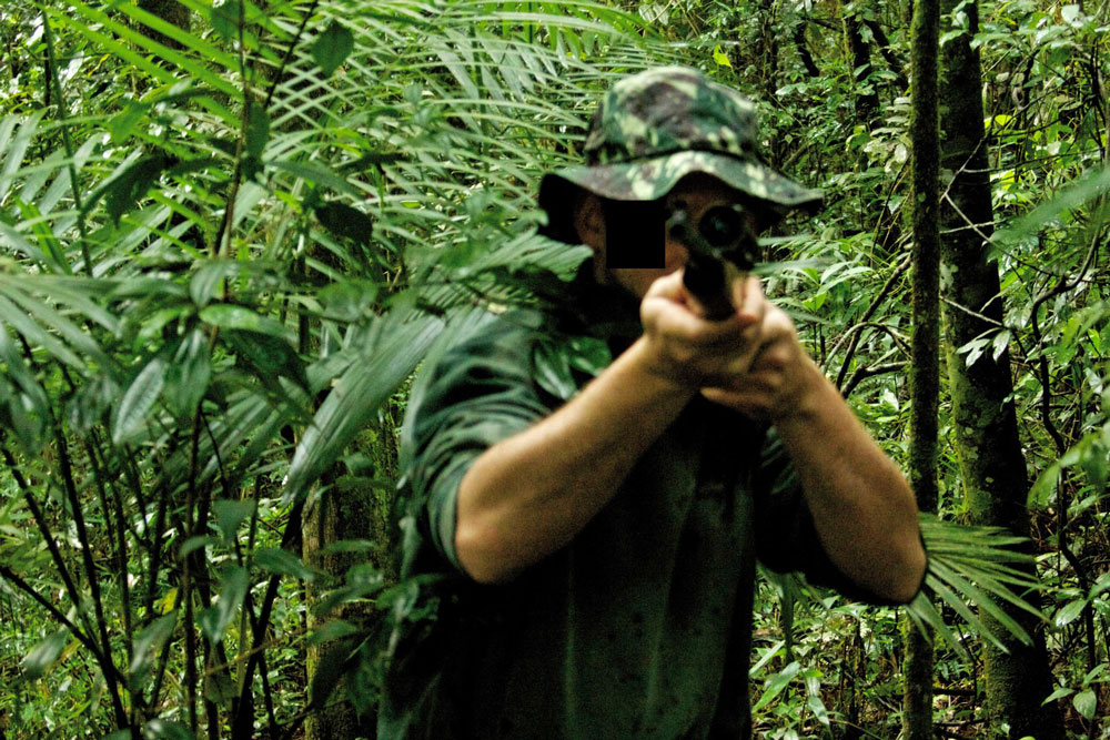 Caçador caminha em direção do Wigold com a arma apontada. Foto: Wigold B. Schaffer.