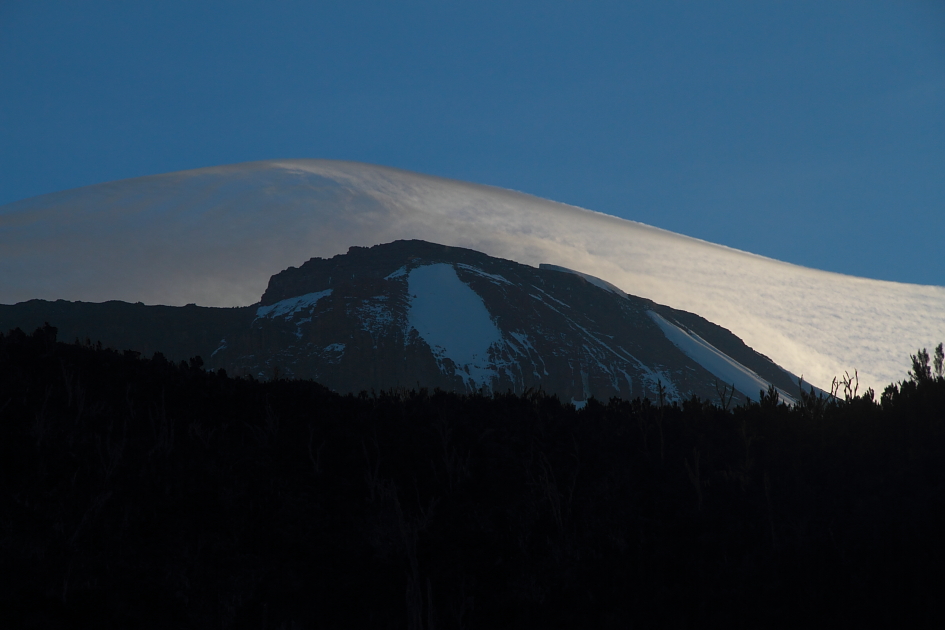 Amanhecer e a primeira visão das neves não tão eternas do Kilimanjaro. Fotos: Fabio Olmos