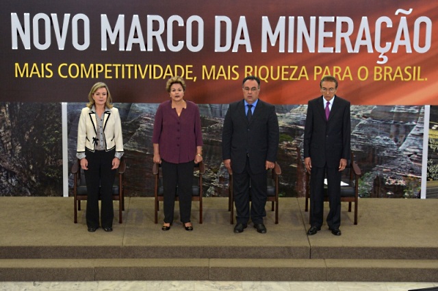 Presidente Dilma e ministros na cerimônia de lançamento do Marco Regulatório da Mineração. Foto: Wilson Dias/ABr.
