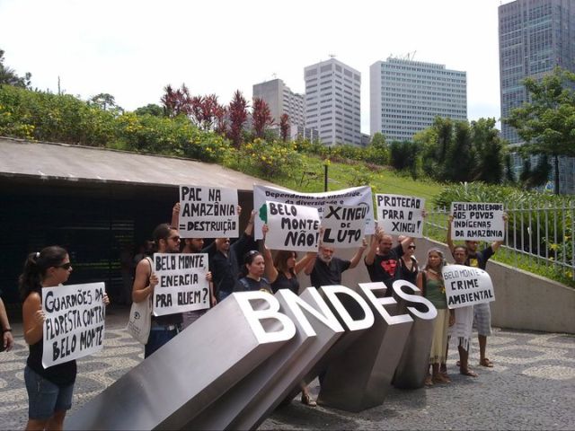 Cedida por um leitor: manifestação em frente ao BNDES no Rio de Janeiro  crédito: Carlos Painel