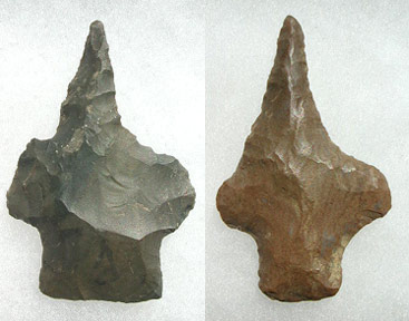 Reciclagem de ponteiras de pedra da cultura Clóvis para obtenção de um artefato com outra finalidade, no caso um perfurador ou raspador. Foto e informações da página do museu da Western Artifacts – Clovis Points