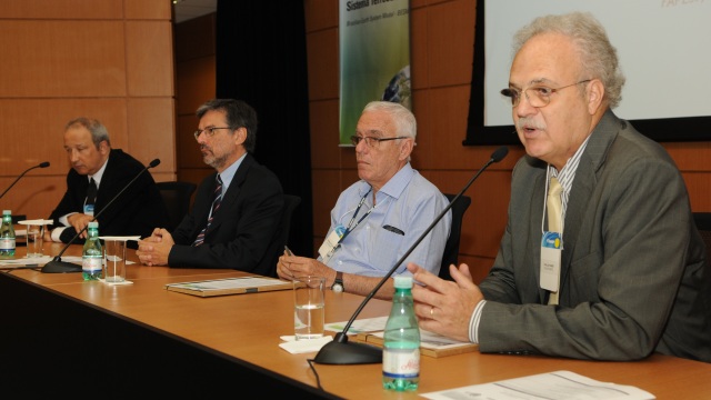 Da esq. para a dir., Carlos Alexandre Wuensche, chefe de gabinete do INPE; Carlos Henrique de Brito Cruz, diretor científico da FAPESP; Reynaldo Victoria, coordenador do Programa FAPESP de Pesquisa em Mudanças Climáticas Globais, e Carlos Nobre, secretário de Políticas e Programas de Pesquisa e Desenvolvimento do Ministério da Ciência, Tecnologia e Inovação (MCTI). (Crédito da foto: Eduardo Cesar/Fapesp)