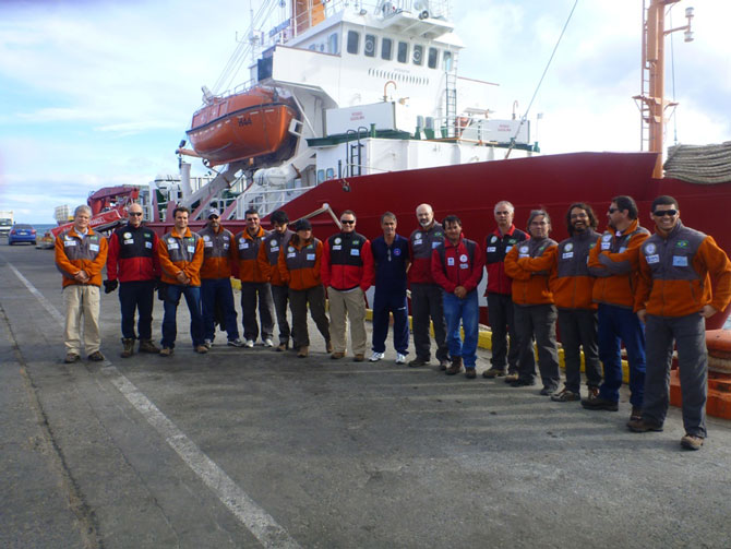 Equipe da Expedição Criosfera junto com o Comandante Marcelo Luis Seabra Pinto do navio polar brasileiro Ary Rongel (da Marinha do Brasil) no porto da cidade de Punta Arenas (logo após entregar a carga ao navio e encerrarem a expedição). Tomada dia 23/01/2011. Foto: Jefferson Simões