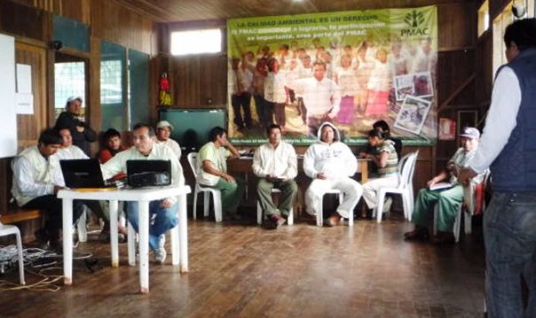 Monitores Machiguenga em reunião mensal de planejamento e treinamento