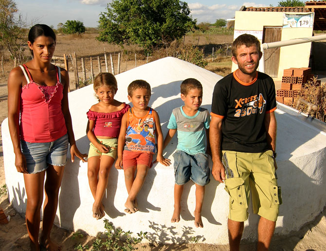 Família em volta de uma cisterna de 16 mil litros construída com placas de cimento em Lagoa dos Gatos, Pernambuco. Foto: Roberta Guimarães / Divulgação