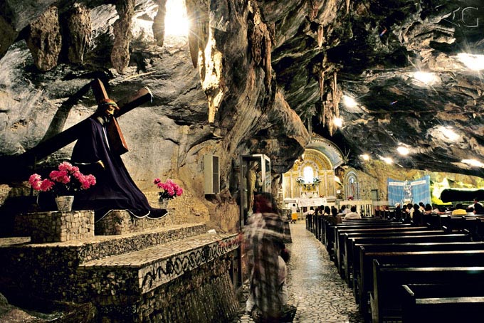 Salão da Lapa do Bom Jesus, uma caverna na Bahia usada para fins religiosos desde o século XVII.