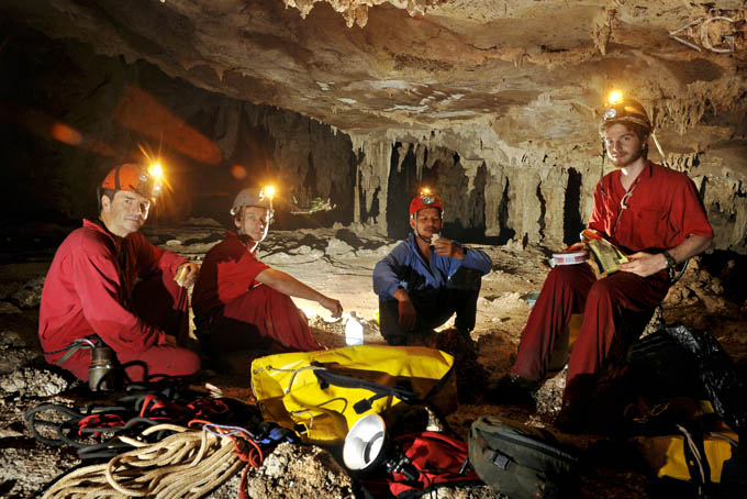 Equipe de uma das viagens que organizei especificamente para fotografia, em 2011, em Goiás. da esquerda pra direita: EU, Thiago Scatolini (biólogo), Ramiro Hilário (guia local), Diego Monteiro (bioespeleólogo).