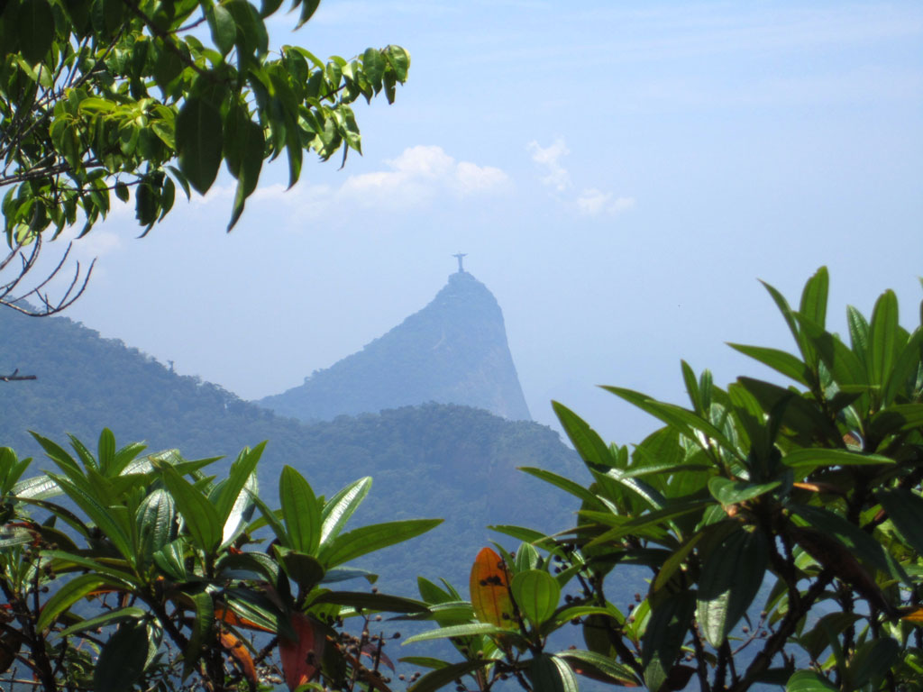 Cristo Redentor manda um abraço à distância. Fotos: Duda Menegassi