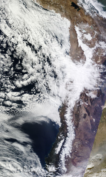 Imagem de satélite mostra o raro fenômeno: neve no Deserto do Atacama, no Chile. crédito: NASA Earth Observatory