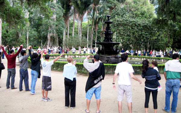 O abraço simbólico da AMA JB, nesse domingo. Foto: Duda Menegassi
