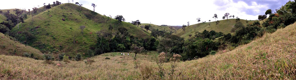 Carregando apenas a lente 400 mm, consigo registrar com o Iphone o cenário de campos e encostas que enfrentamos em busca da loba Luna. Fotos: Adriano Gambarini | Clique para ampliar