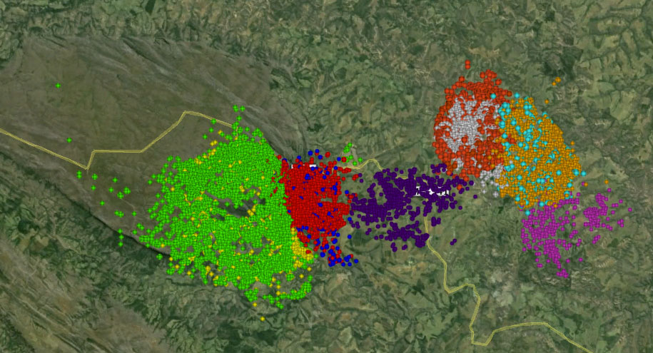 Mapa de localizações de 10 lobos na região da Serra da Canastra (cada lobo é identificado por uma cor) de 2007 a 2013. Cada ponto se refere a um lugar de ocorrência de cada indivíduo.