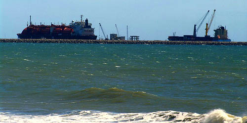 Ondas constantes e uniformes em um molhe distante da praia, em São Gonçalo do Amarante, foram características apropriadas para escolha do local. (Foto: Secretaria de Infraestrutura do Ceará)