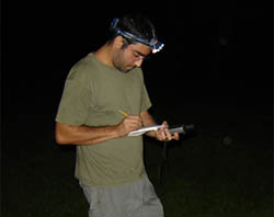 Biólogo Leo Malagoli durante pesquisa de campo no Curututu. (Foto: Arquivo pessoal)