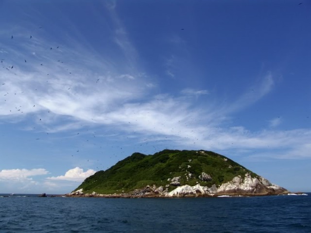 Uma das ilhas que formam Parque Nacional Marinho da Ilha dos Currais. Foto: ACWB/skyscrapercity.