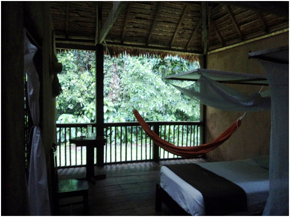 Quartos amplos de duas camas e um ótimo banheiro. Como se vê, são abertos para o ar livre. Por isso as camas têm mosquiteiros.