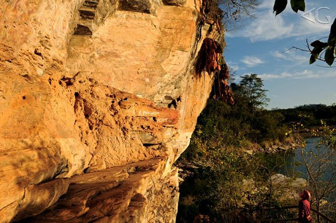 A incidência diária do sol sobre o paredão contribui para o desgaste das pinturas no alto paredão do Sumidouro.