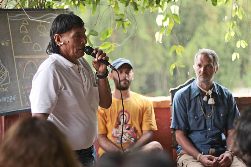 6- No EBA 2012, o Cacique Xavante Paulo César explica o significado da arquitetura para o povo indígena. Foto: Pedro Kiua