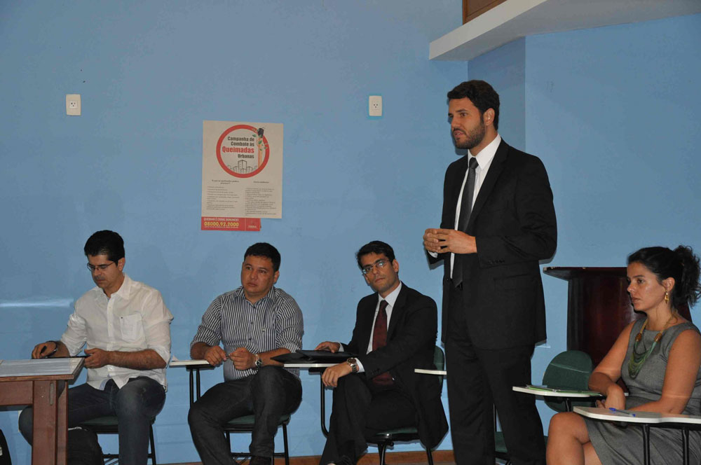 Ministério Público Federal e representantes de órgãos públicos durante a primeira reunião do fórum Diálogo Amazonas, que tem como objetivo discutir a regularização fundiária de 13 UCs do estado. Foto: Maria Emilia Coelho