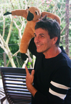 Evandro Mesquita também brinca com o boneco da campanha. Foto: Daniel Toffoli