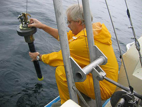 Cientista coleta amostras de água em um lago.