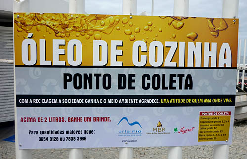 Posto 13, estação de salvamento de banhistas na praia de São Conrado exibe placa de coleta de óleo. Há outras centenas de pontos de coleta na orla da cidade. Foto: Divulgação
