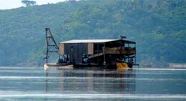 Balsa utilizada na mineração, atracada no rio Tapajós. (Foto: ICMBio)