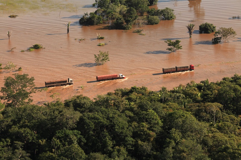 No final de fevereiro, a BR-364 (acima) é interditada no trecho em Rondônia, deixando o Acre isolado do resto do país. Foto: Sérgio Vale/Secom