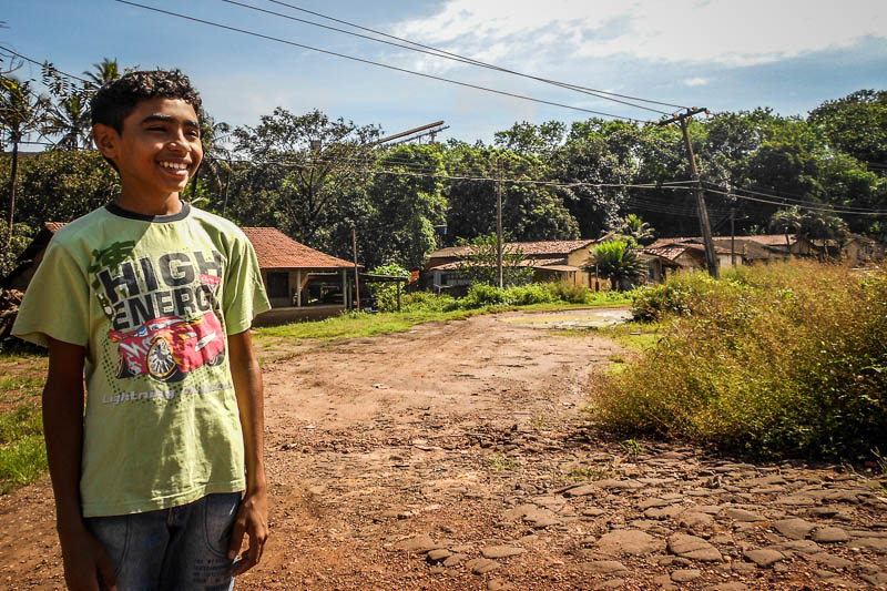 Neto de Dona Angelita sonha um dia em poder brincar no quintal sem poluição. Ele é um dos filhos de Piquiá que hoje não podem realizar atividades de lazer em espaços abertos pela poluição. Foto: Fabíola Ortiz/O Eco